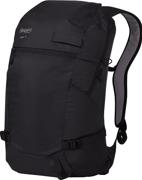 Bergans Hugger 25 liters svart dagstursekk sett forfra